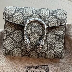 Gucci Wallet flap close *preowned w box/dustbag